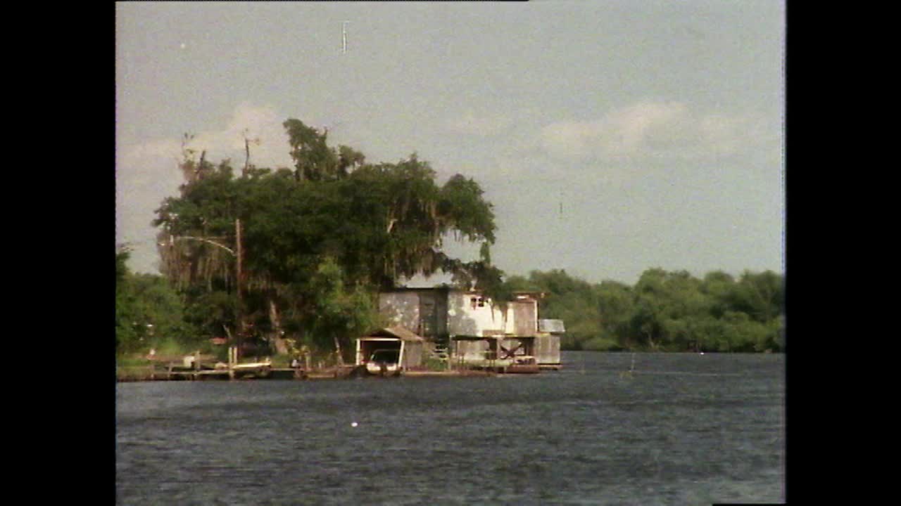路易斯安那州密西西比河沿岸的房屋和船只;1979视频下载