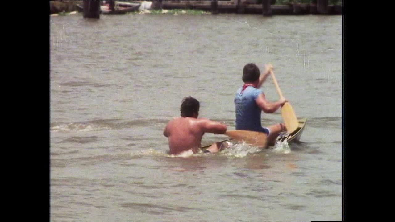 路易斯安那州密西西比河上的人们在划船比赛中沉没;1979视频下载