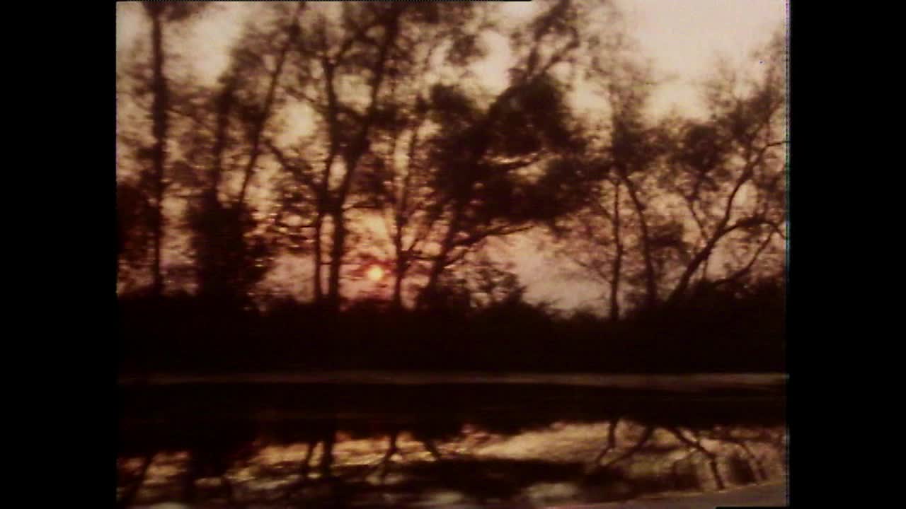日落时在船上驶过河口的pov;1979视频下载