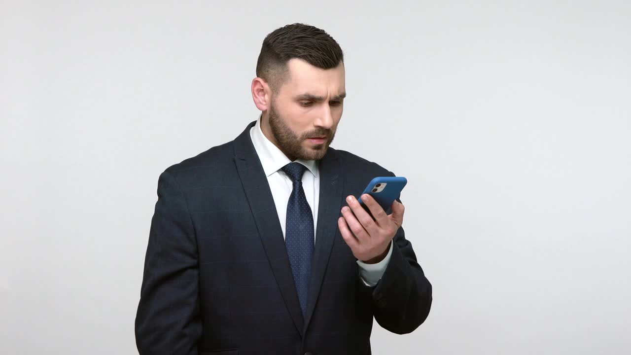 男人对着手机说话，给出语音指令，应用程序。视频素材
