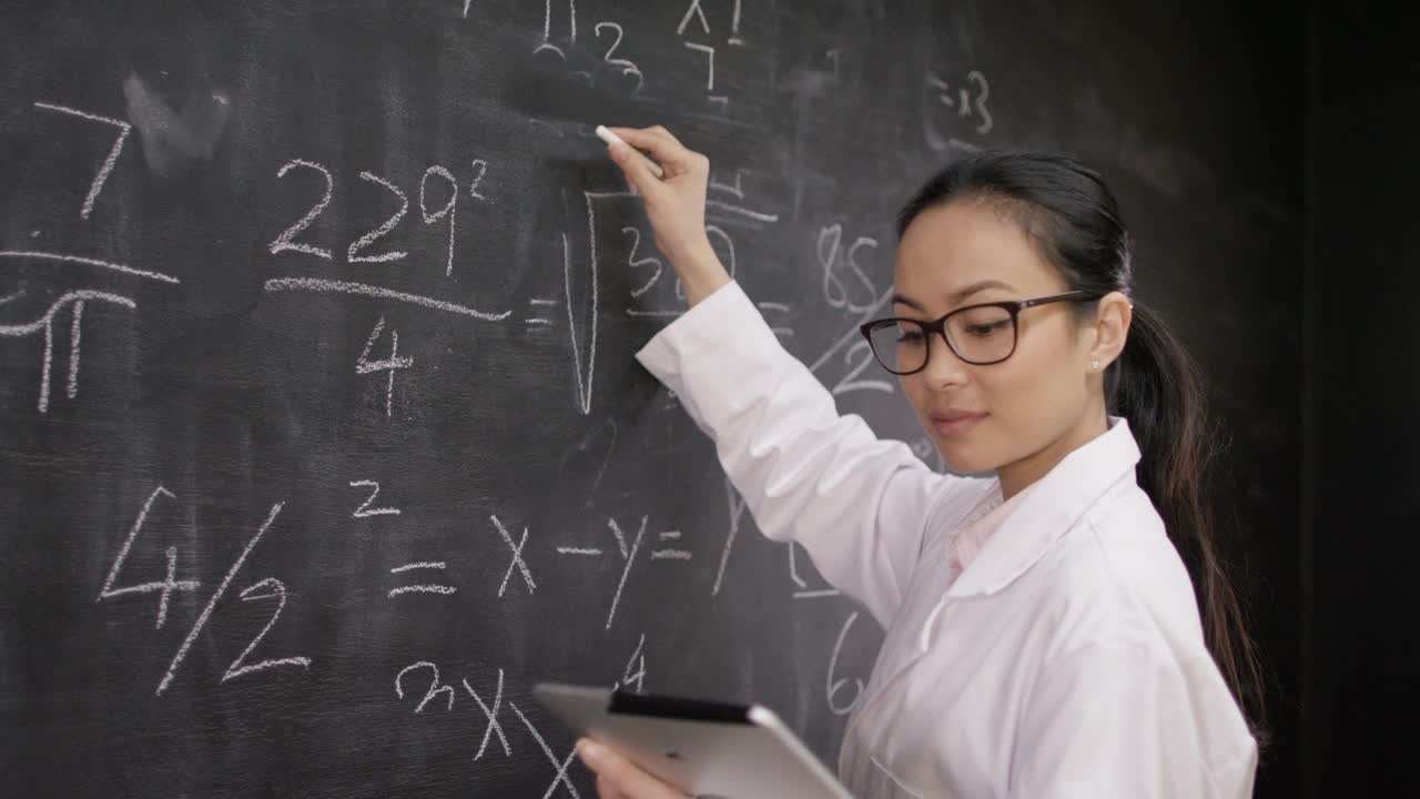 黑板数学老师学生讲课学习视频下载