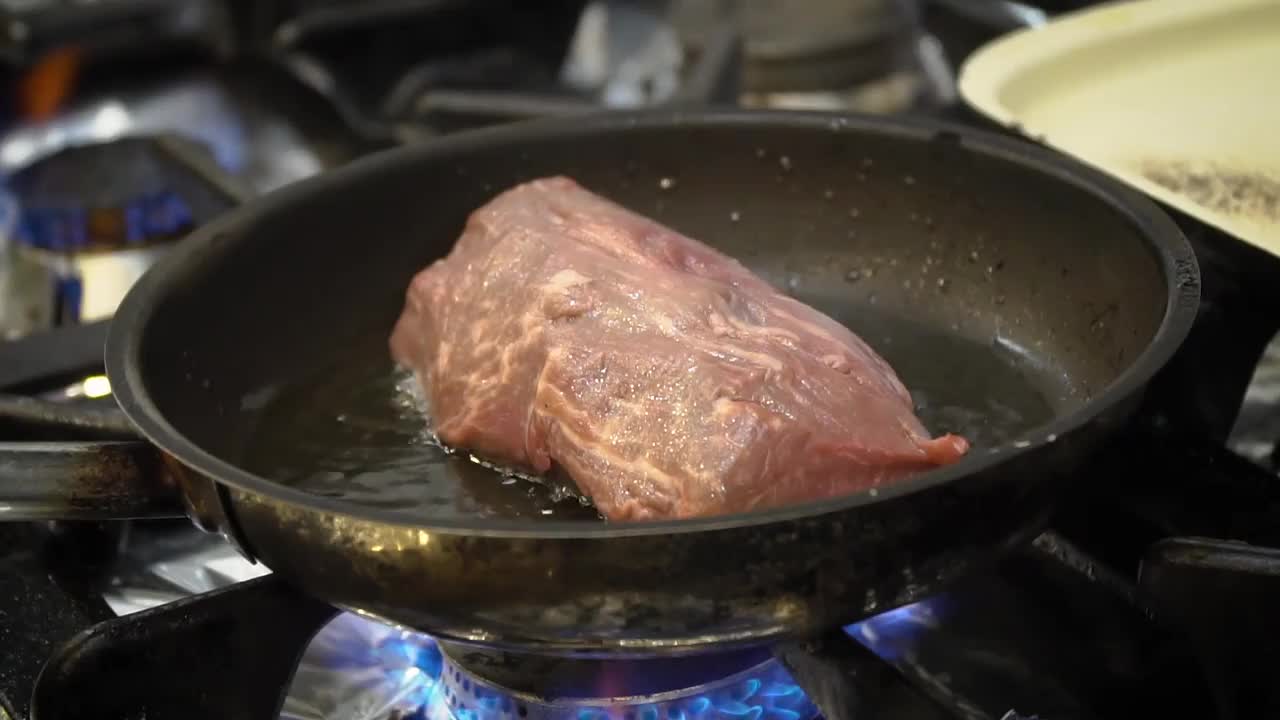 煎锅上的生牛排视频下载