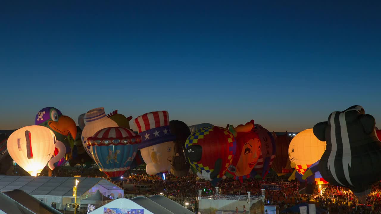 在晴朗的天空下，多色热气球的锁定延时拍摄-阿尔伯克基，新墨西哥州视频下载