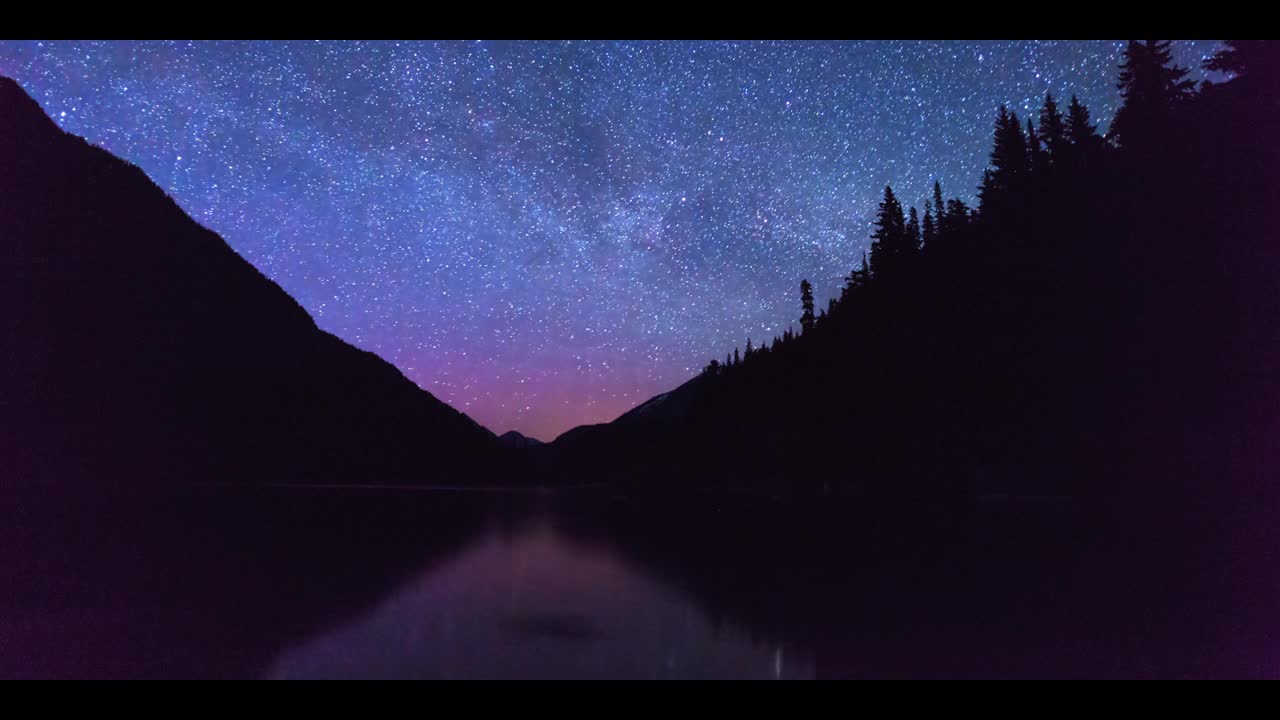 时间推移锁定田园诗般的风景在森林湖泊对银河-斯夸米什，加拿大视频素材
