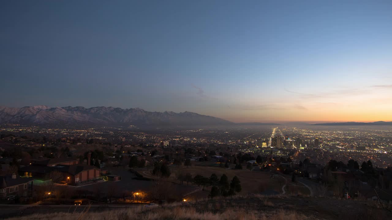 在日落期间的封闭时间流逝的风景照亮的城市-盐湖城，犹他州视频下载