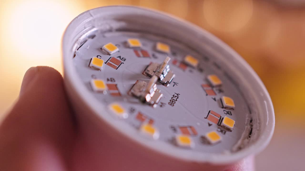 LED灯，电工的手修理灯泡的特写。视频下载