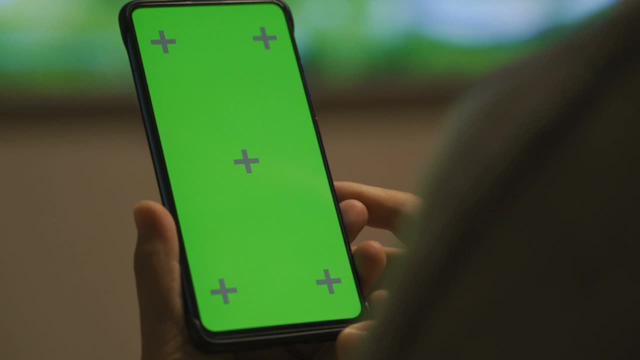 女人在家使用智能手机绿色屏幕视频素材