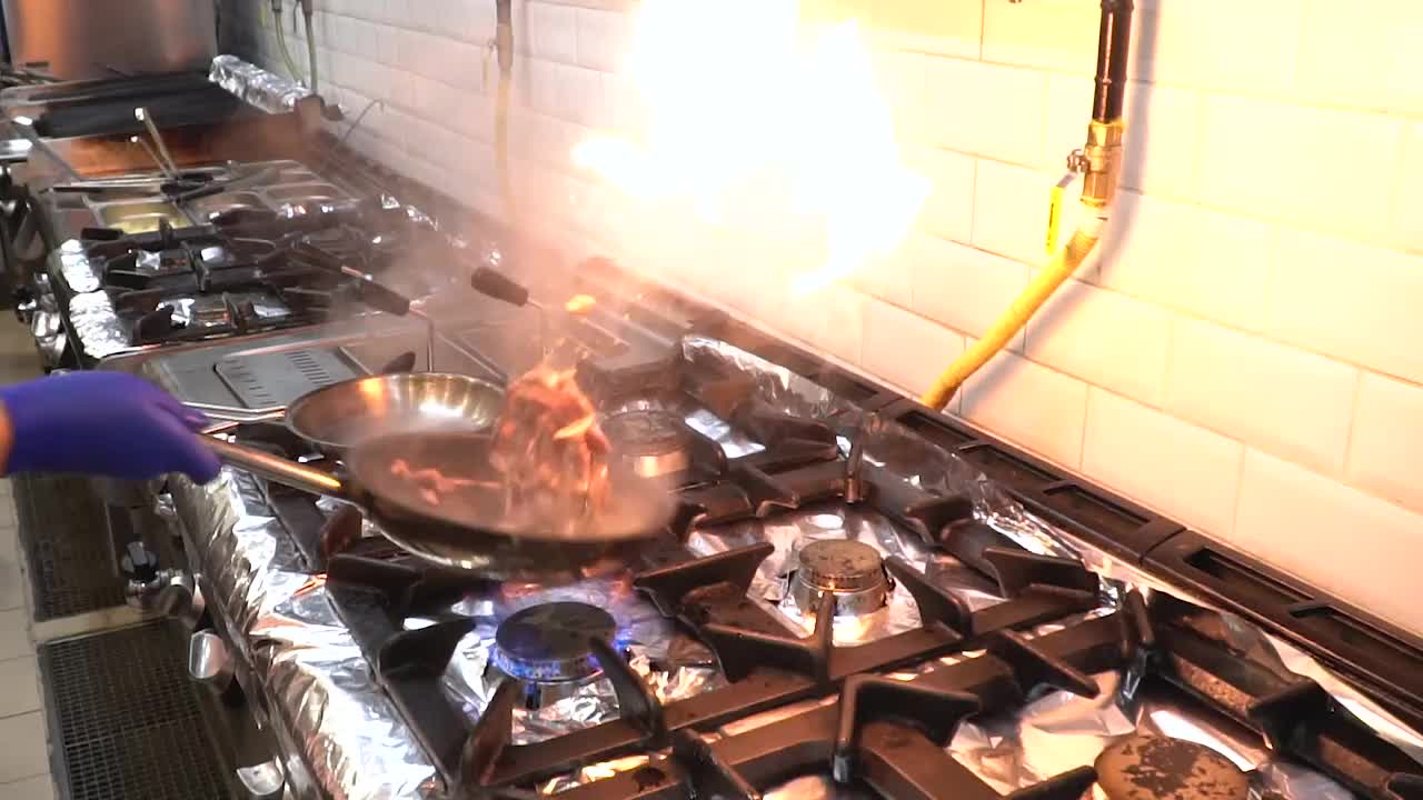 用火盆煮肉视频素材