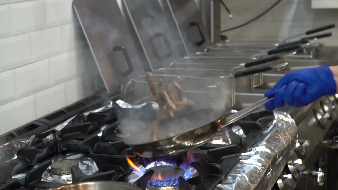用火盆煮肉视频素材