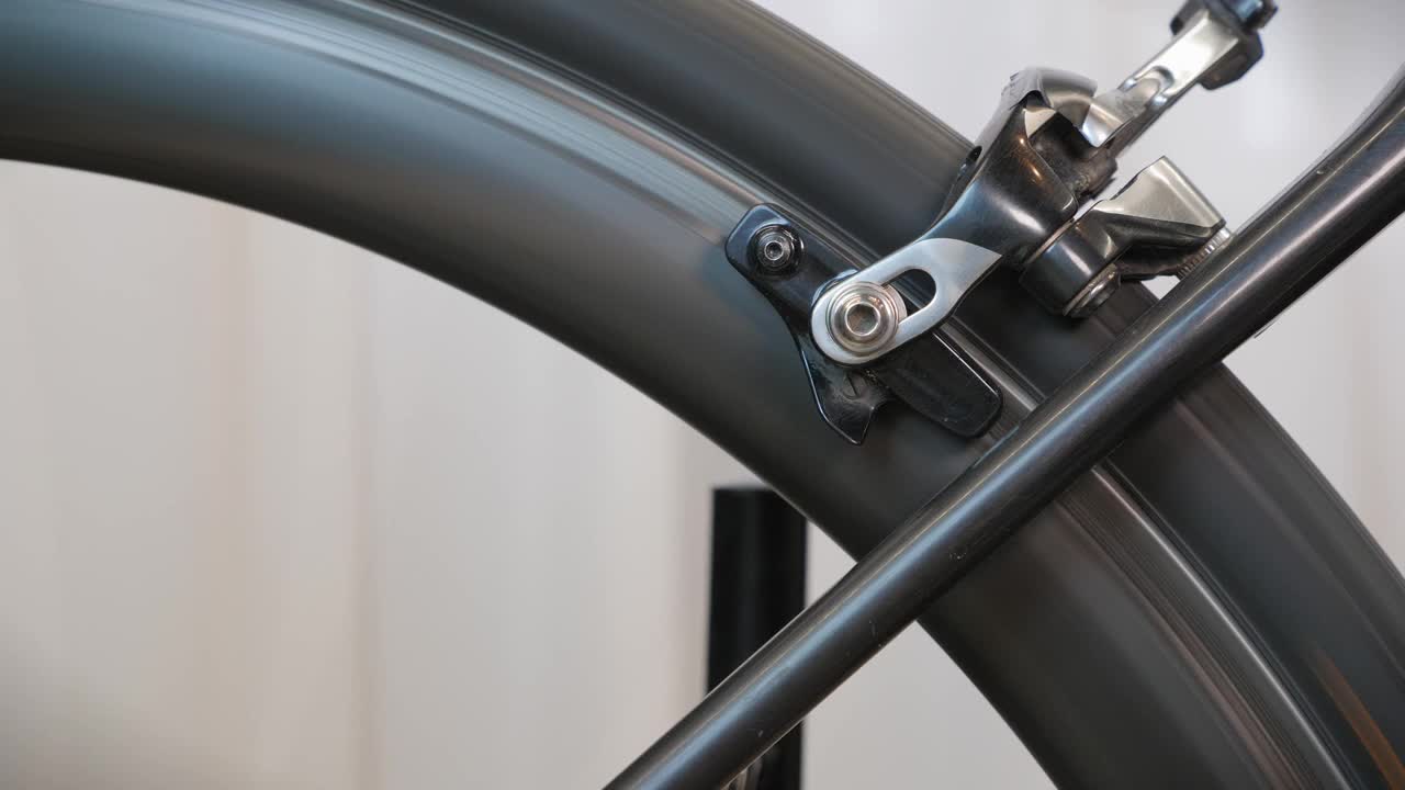 转动自行车轮子，靠近。自行车刹车片详细介绍。自行车维修车间。自行车服务,维修视频素材