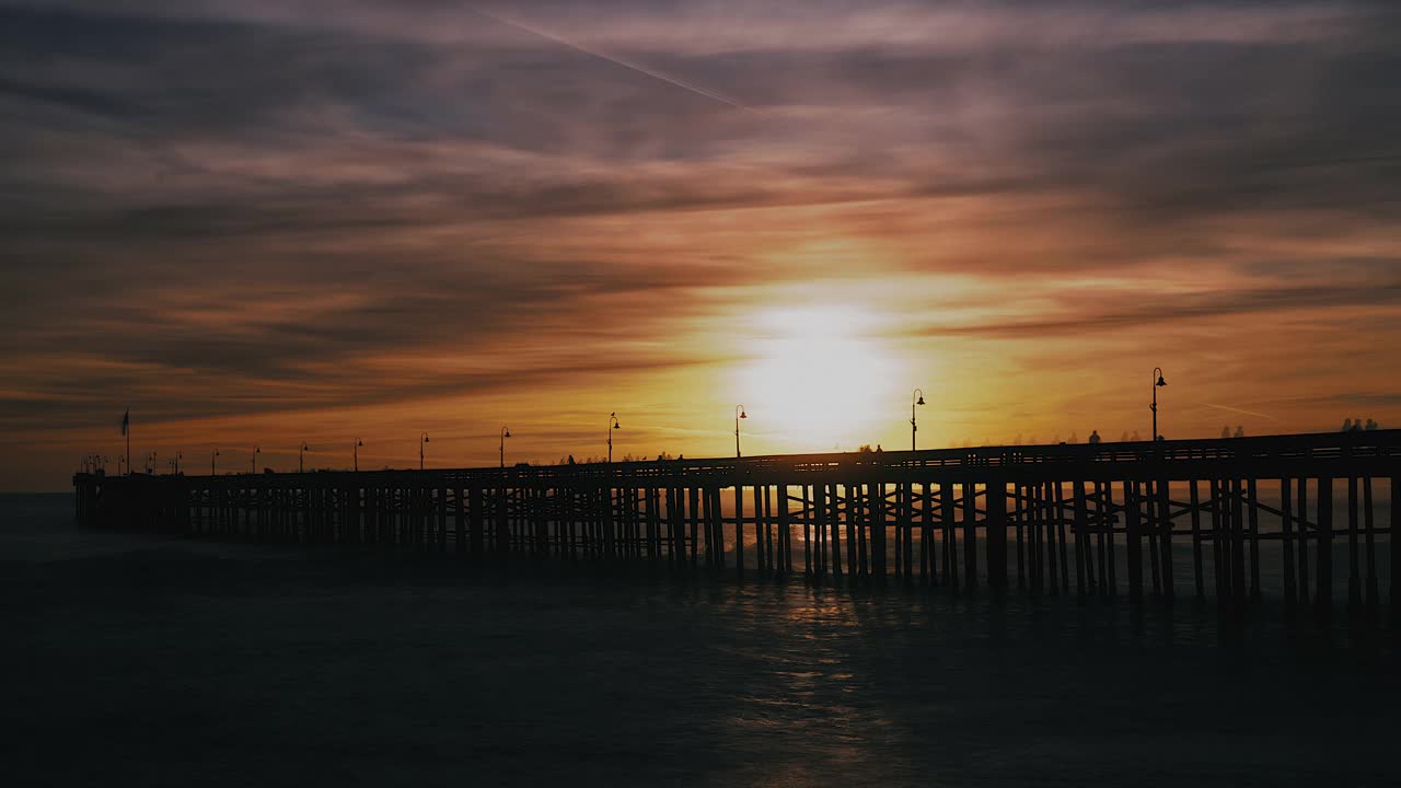 加州文图拉，太平洋上文图拉码头的日落视频下载