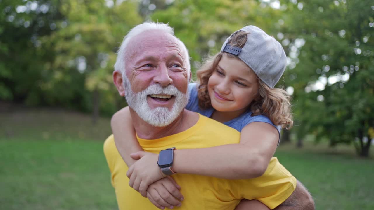 快乐的爷爷，和他的孙子有这么多的乐趣和快乐，在背背的时候，他们有一些自然的体育活动视频素材