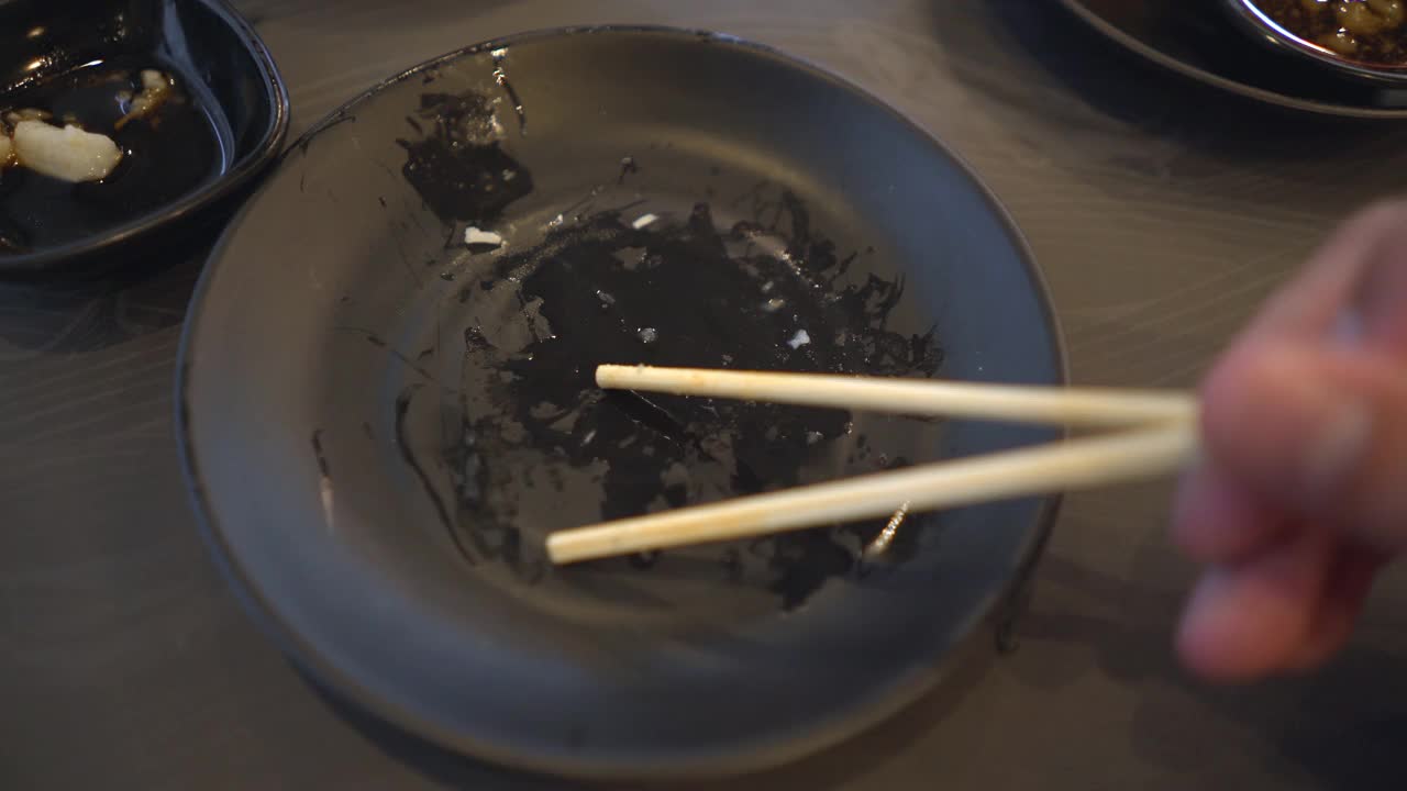 在日本餐厅吃天妇罗虾视频素材