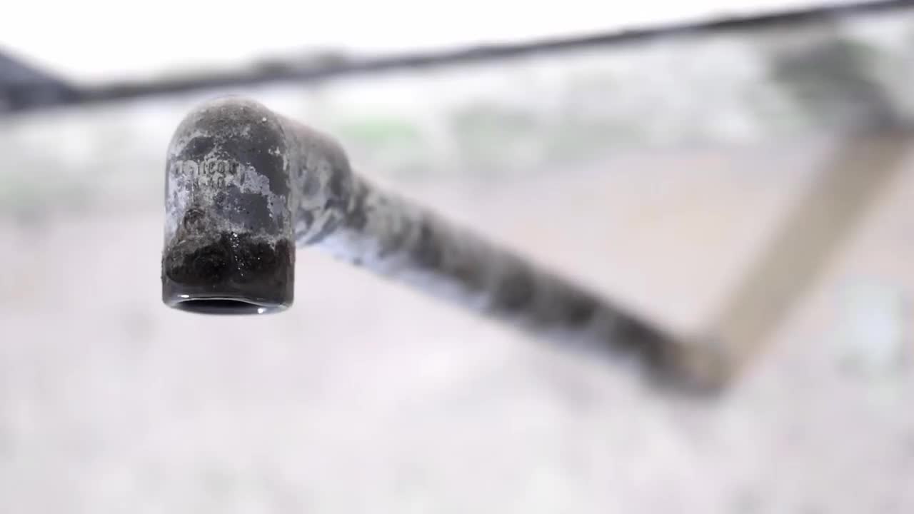 详细视图的淋浴PVC管，水流时，打开，点焦点，黑色管，自制淋浴视频素材