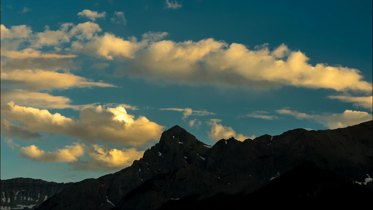 白色浮云经过科罗拉多州里奇韦黑斯廷斯山S9山的时间流逝视频素材