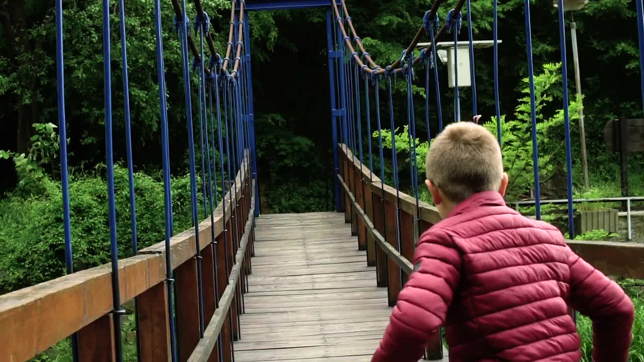 男孩在Vucjanka桥上高速奔跑视频素材