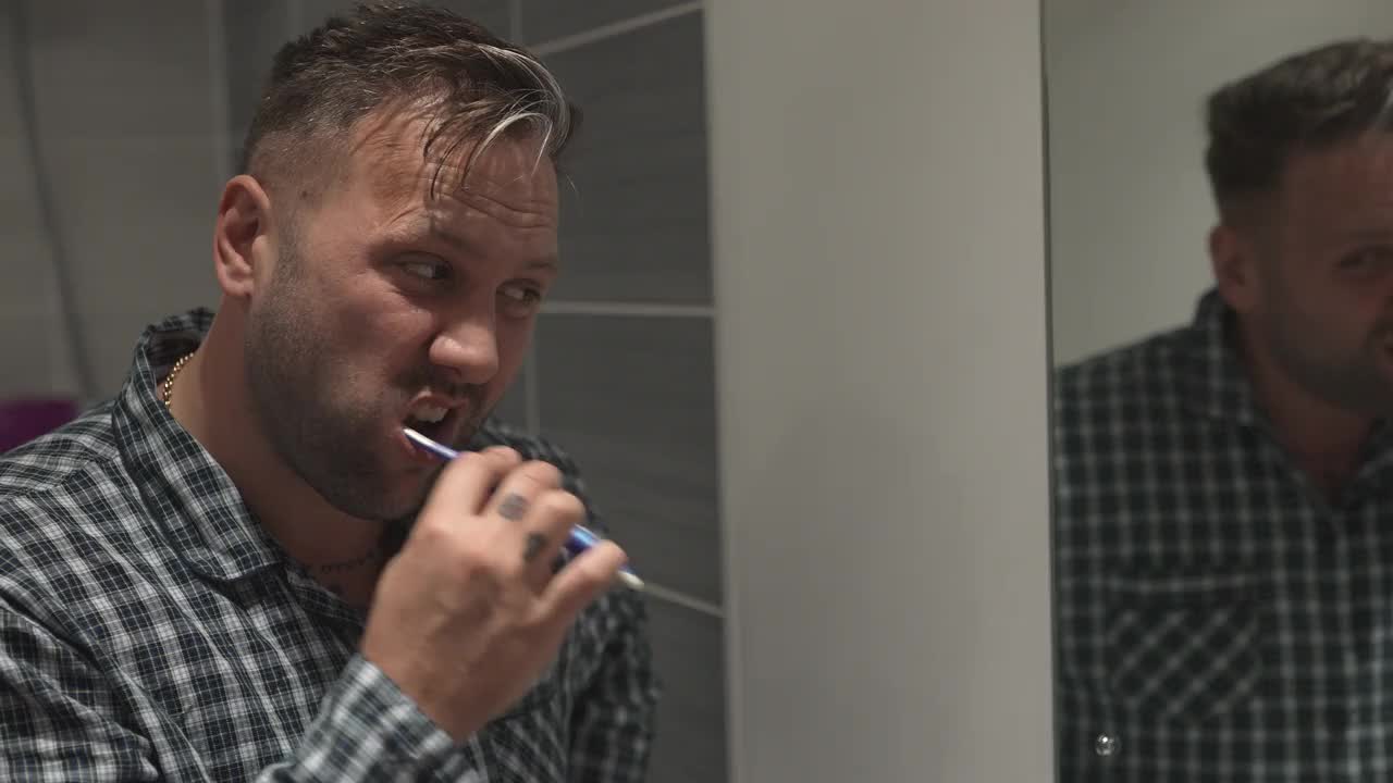 一个家庭在浴室里刷牙视频下载