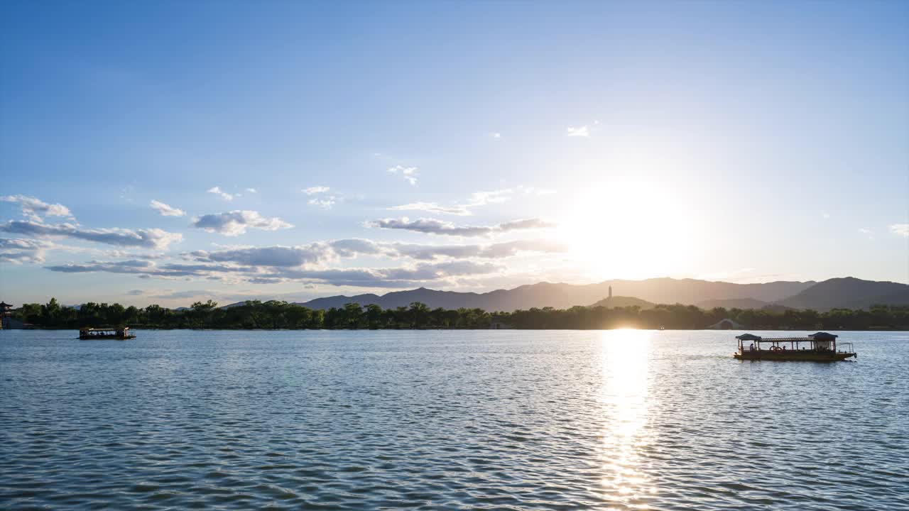 延时摄影的湖泊，山脉和日落视频素材