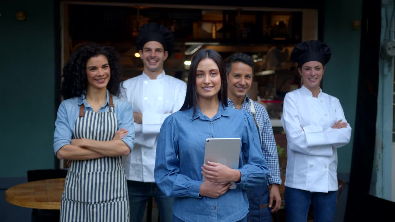 快乐开朗的经理、服务员和厨师团队在餐厅对着镜头微笑视频素材