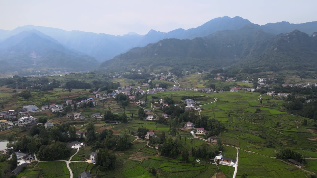中国湖北省恩施的梯田和山村视频素材