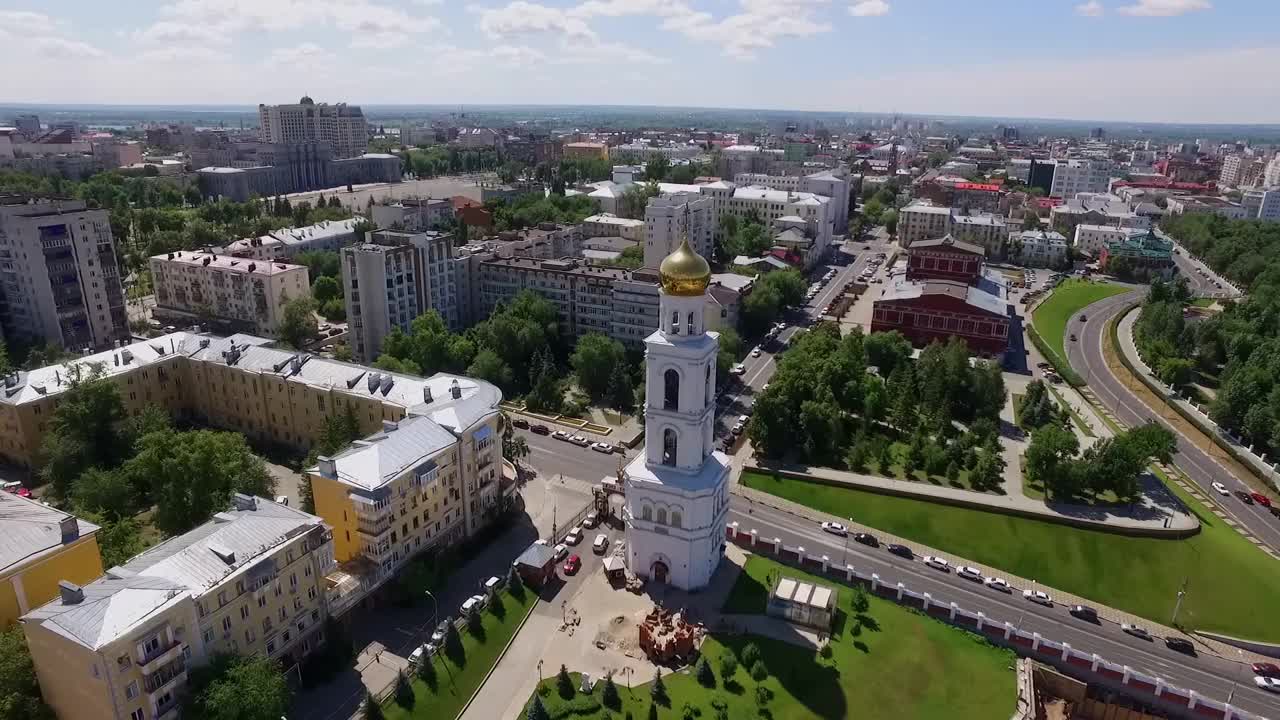 俄罗斯古城中心东正教教堂或修道院的钟楼，夏日鸟瞰图视频素材