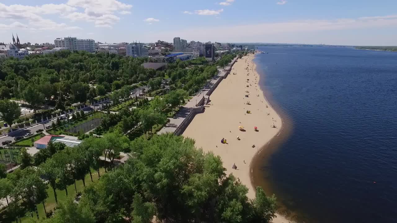 俄罗斯萨马拉的古老河堤和历史城市中心，夏季鸟瞰图视频下载