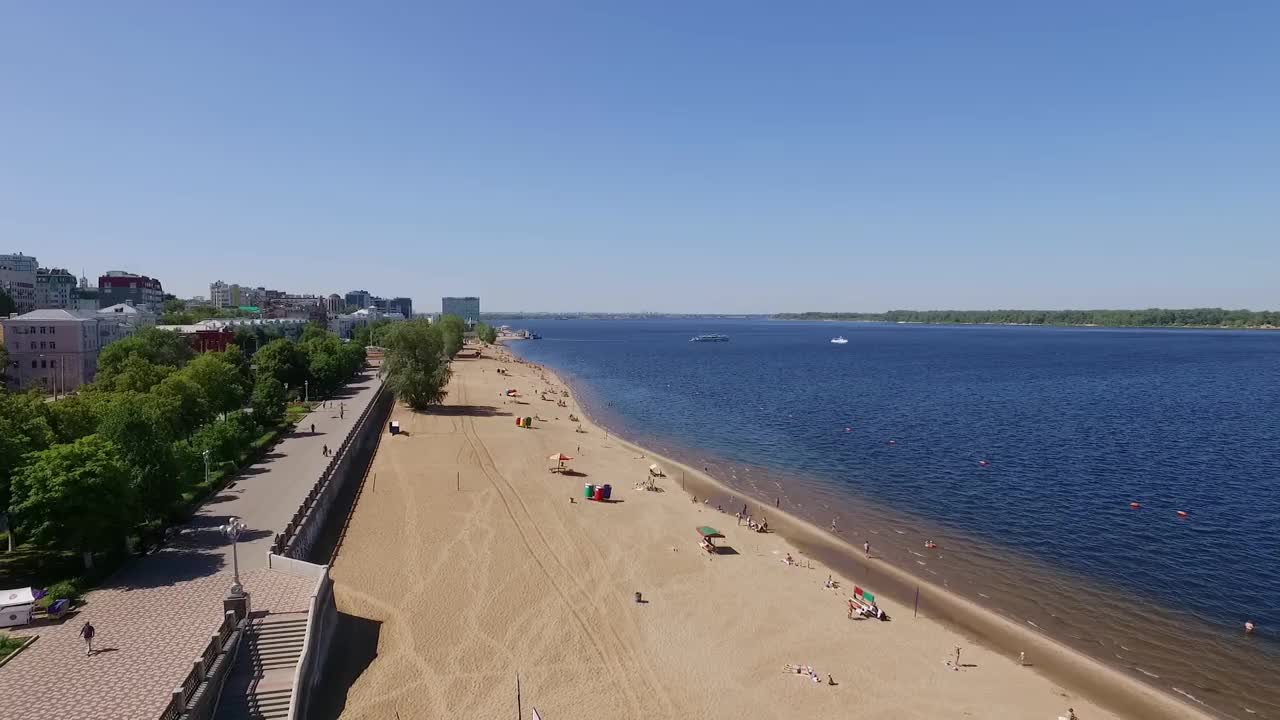 伏尔加河地区，鸟瞰萨马拉市美丽的海滩，俄罗斯视频下载