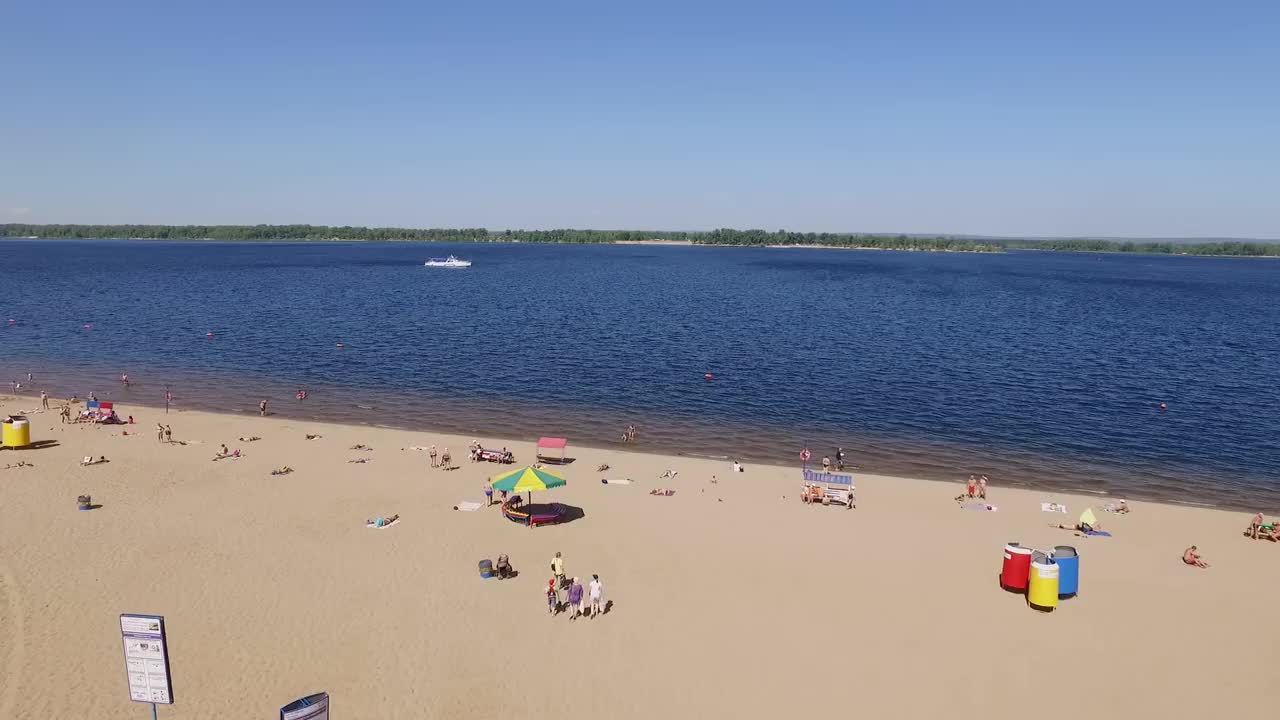 在萨马拉的夏天，鸟瞰伏尔加河岸边的金色海滩视频下载