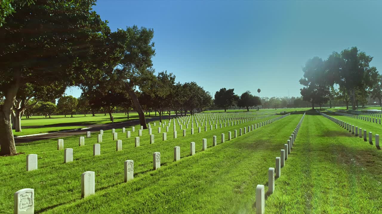 WS跟踪在国家公墓阵亡士兵的墓碑和显示在高速公路上的交通距离视频下载