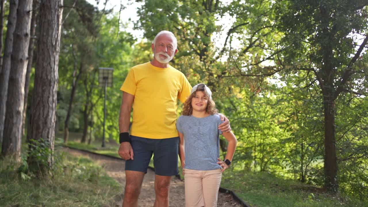 爷爷抱着孙子，开始跑步，一起保持健康和积极的生活方式视频素材
