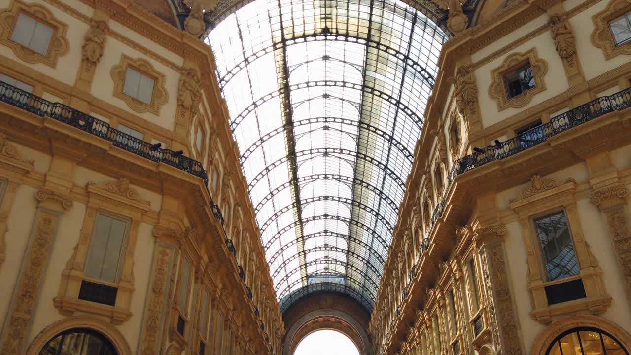 意大利米兰，埃马努埃莱二世拱廊的玻璃天花板视频素材