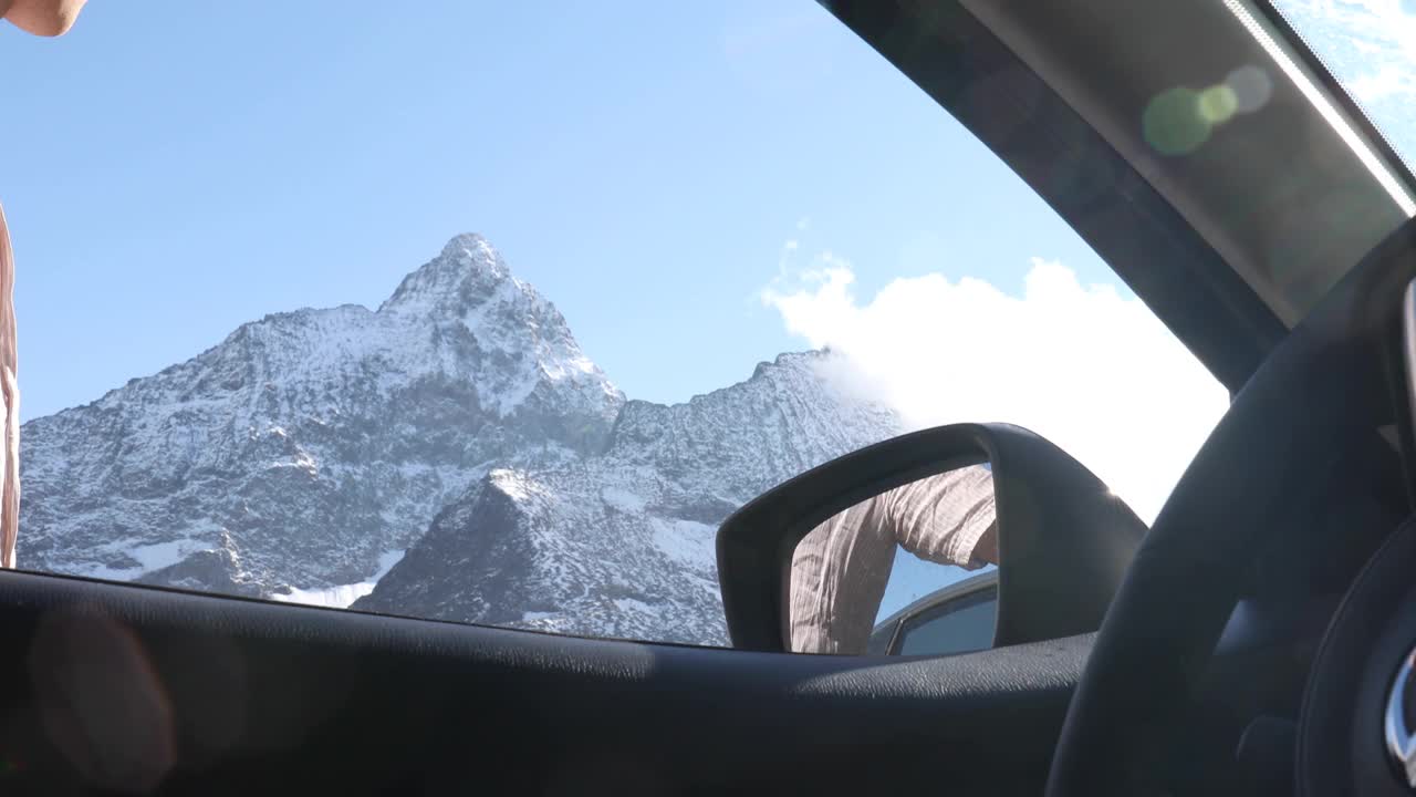 一个年轻人在山路上停在车旁视频下载