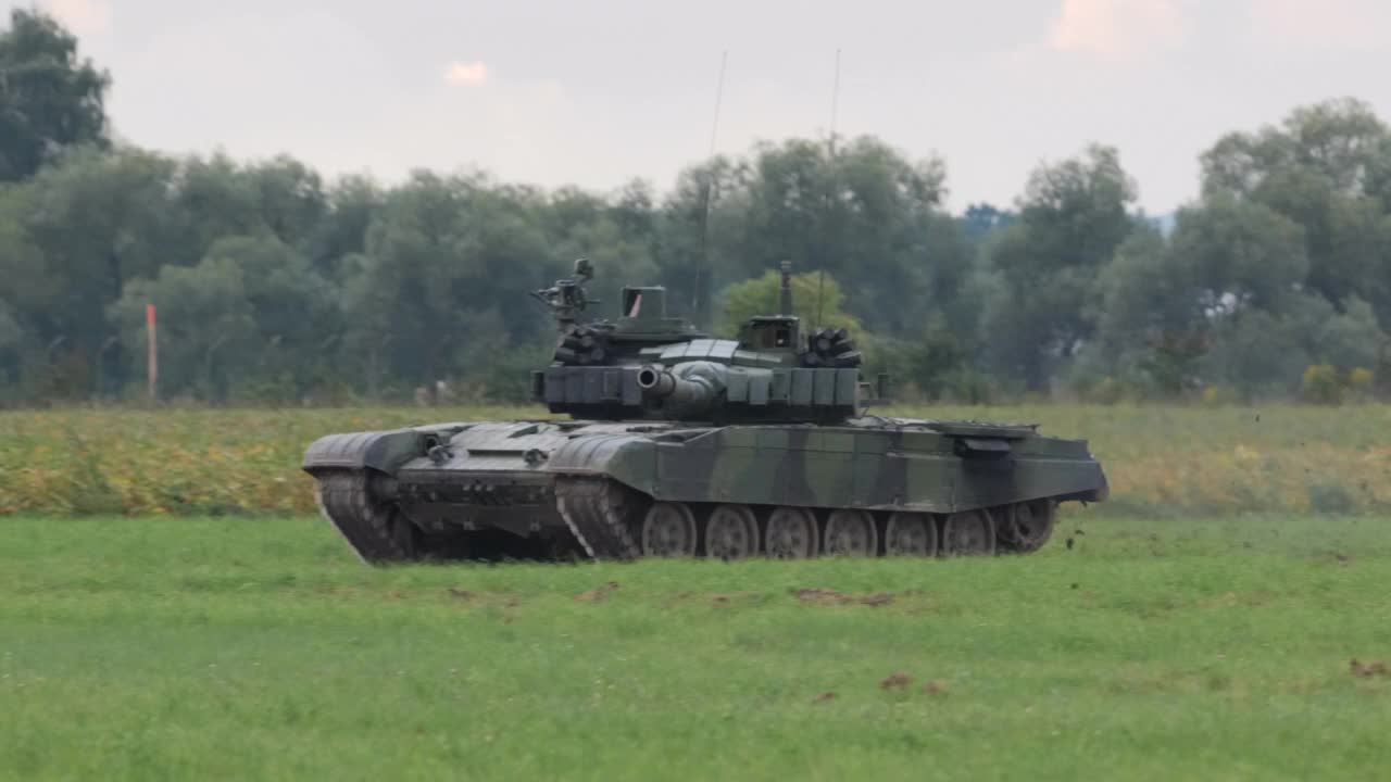 装甲T-72军用坦克视频素材