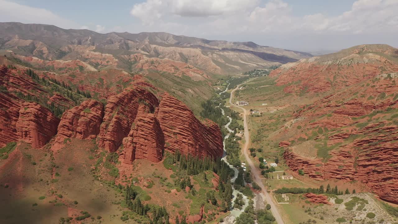 吉尔吉斯斯坦峡谷的鸟瞰图视频下载