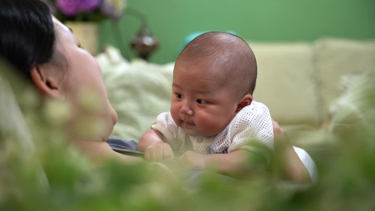 亚洲宝宝肚子时间视频素材