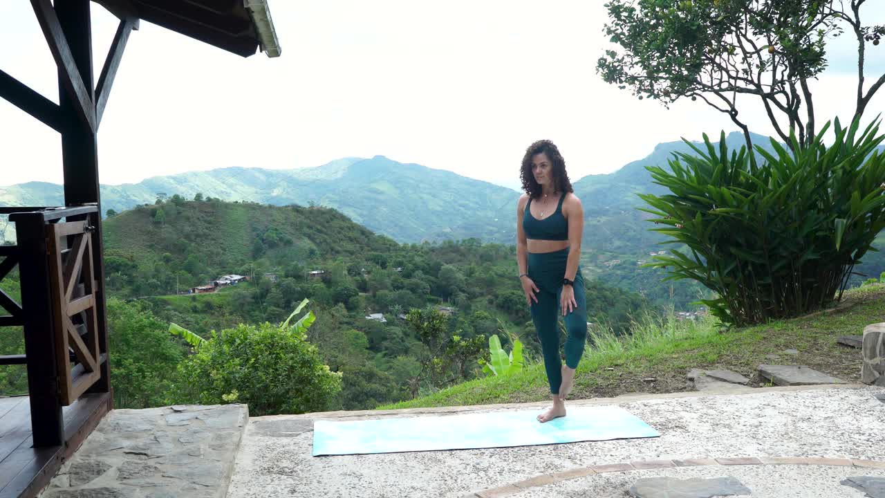 一个拉丁女人在大自然中做瑜伽视频下载