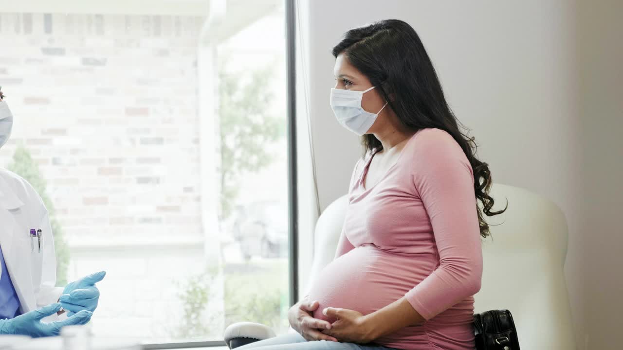 孕妇与医生谈论早期宫缩视频素材