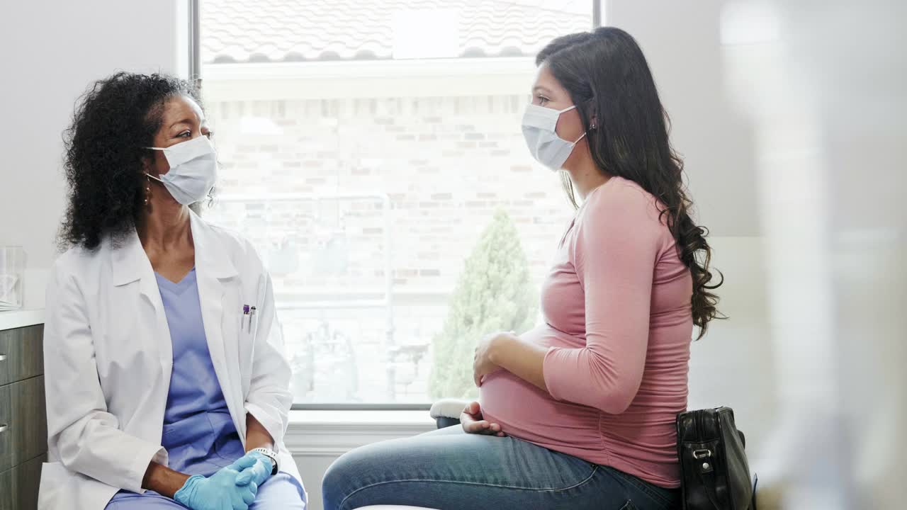 孕妇与妇产科医生讨论怀孕事宜视频素材