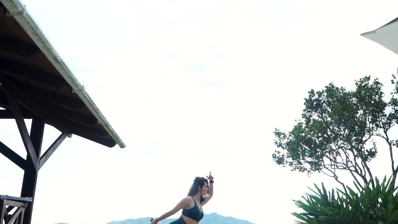 一个拉丁女人在大自然中做瑜伽视频下载