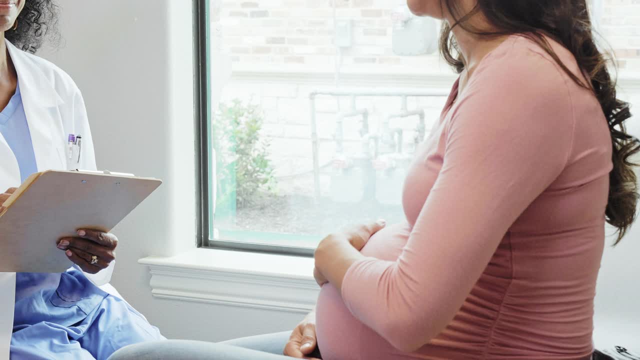 关爱医生在产前会诊时倾听孕妇的意见视频素材