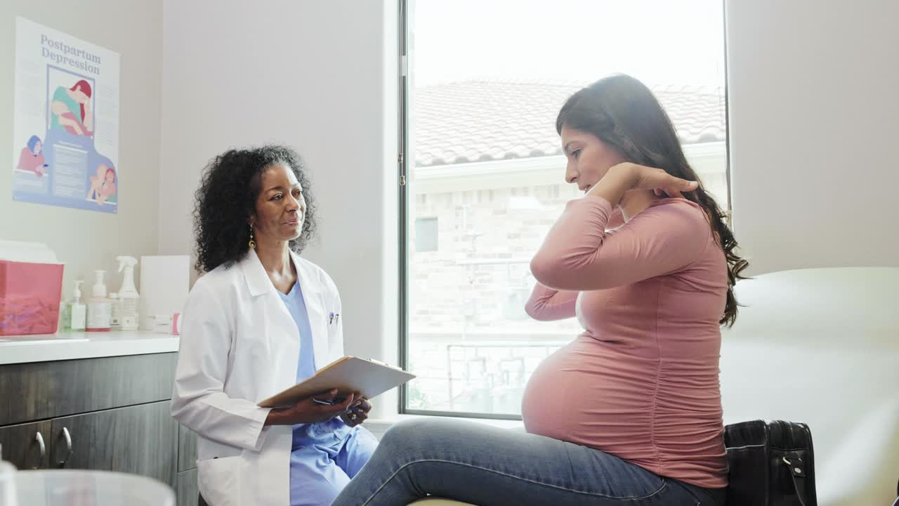 孕妇与医生讨论孕期不适视频素材