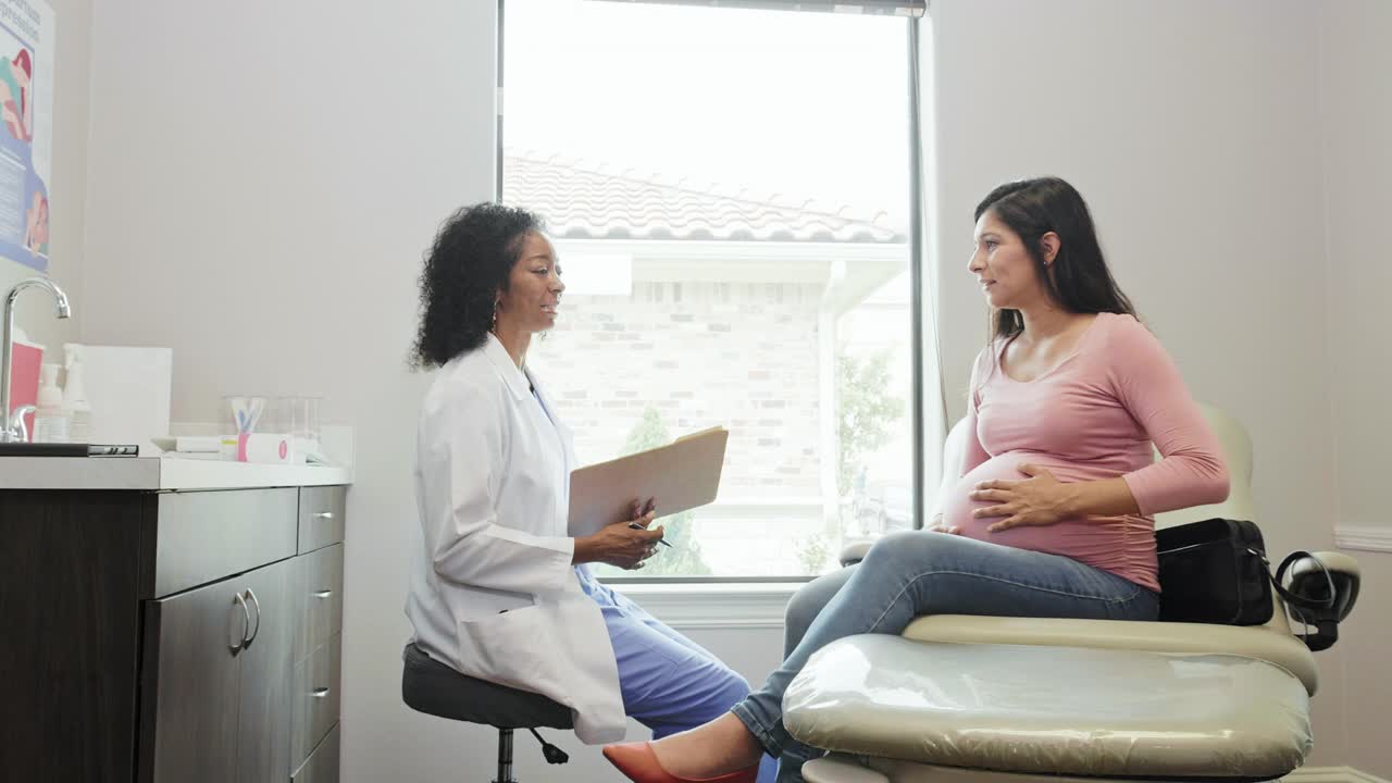 妇产科医生与怀孕病人谈论怀孕后期的不适视频素材