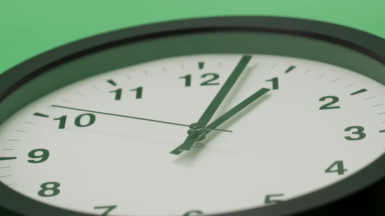 黑色挂钟隔离在绿色背景，Showtime 01.03 am或pm。视频素材