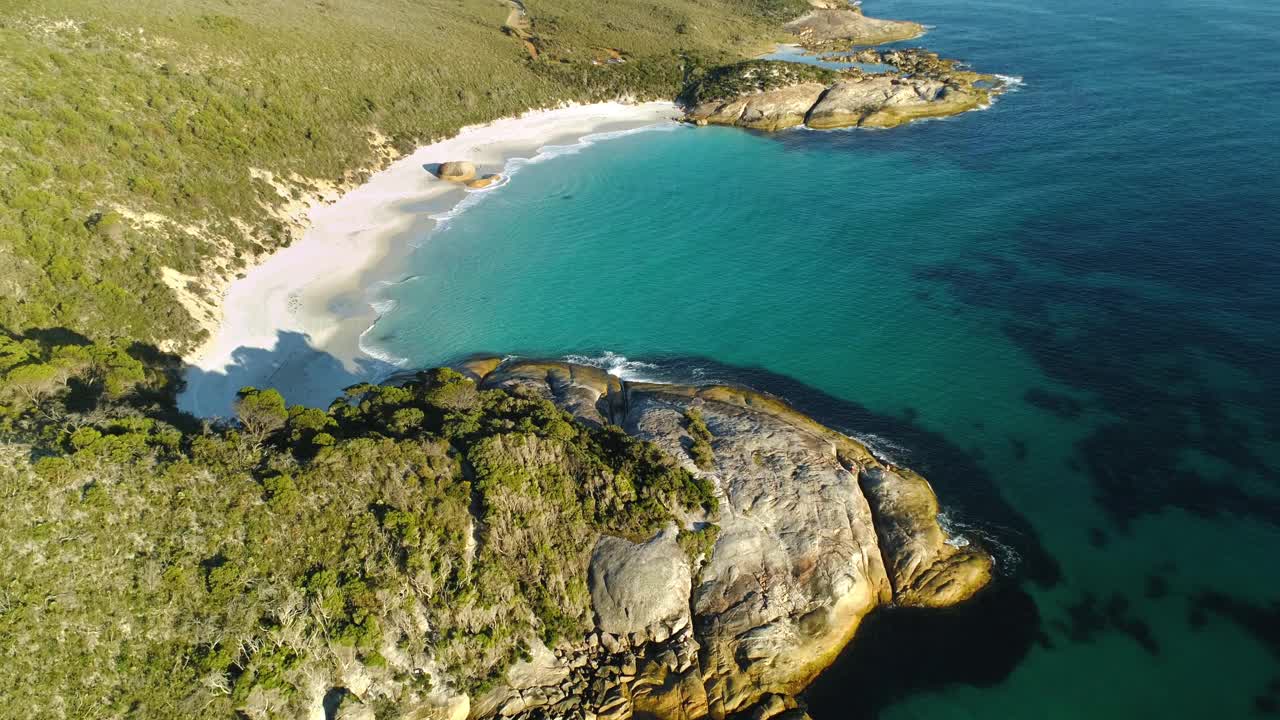 鸟瞰图的小海滩，奥尔巴尼西澳大利亚- 4K无人机视频素材
