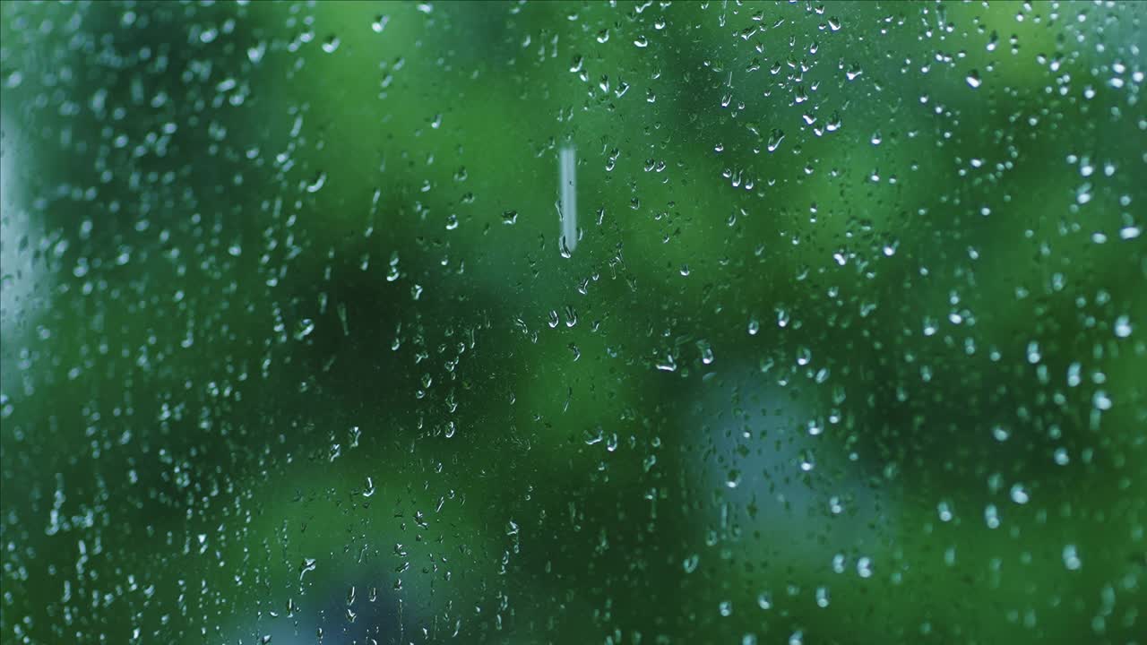 雨点落在窗前的房子上视频下载