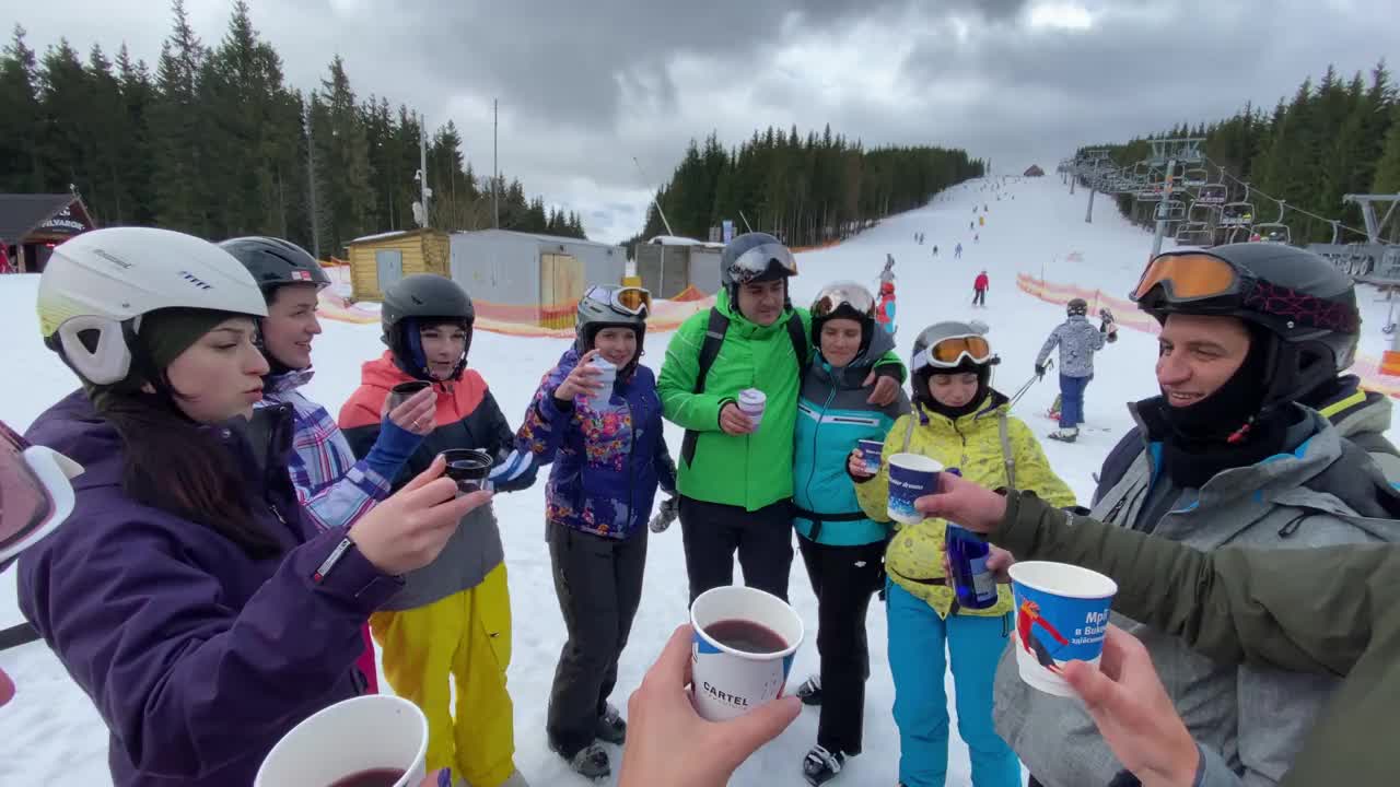 朋友们在滑雪胜地喝热饮。视频素材