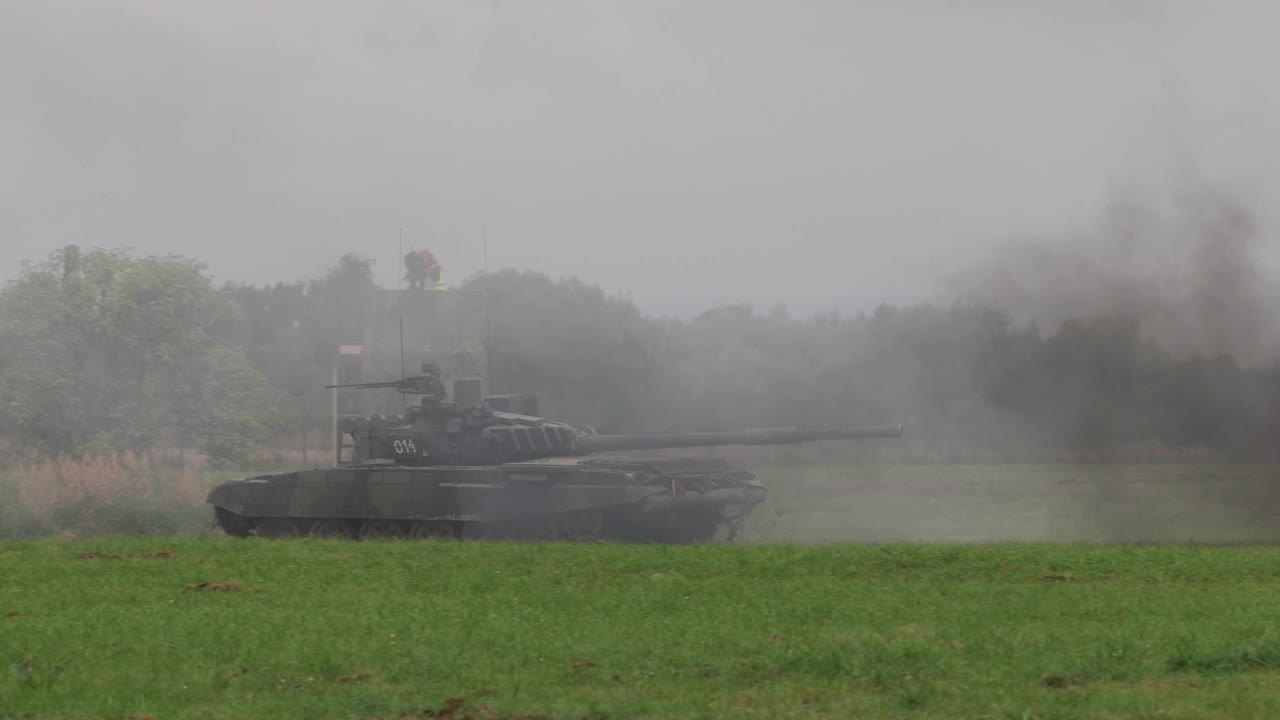 t - 72坦克m4cz战斗视频素材