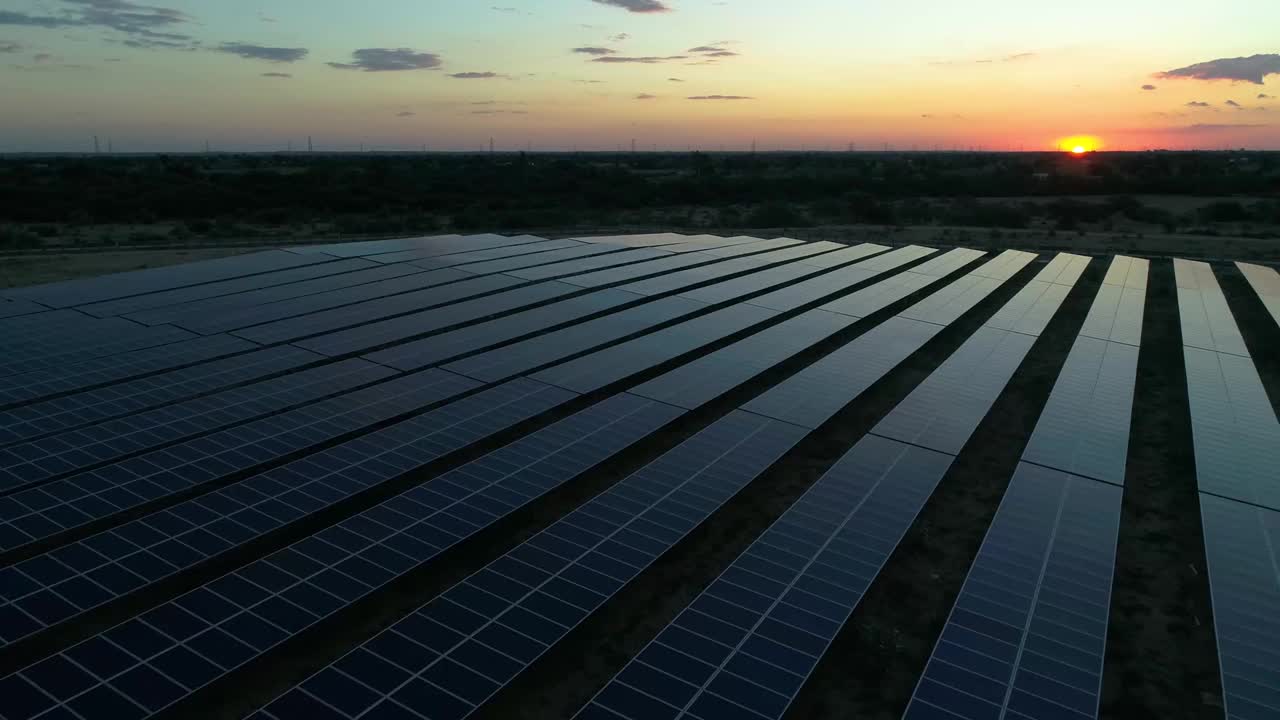 4K无人机拍摄的印度可再生能源发电站的太阳能电池板视频素材