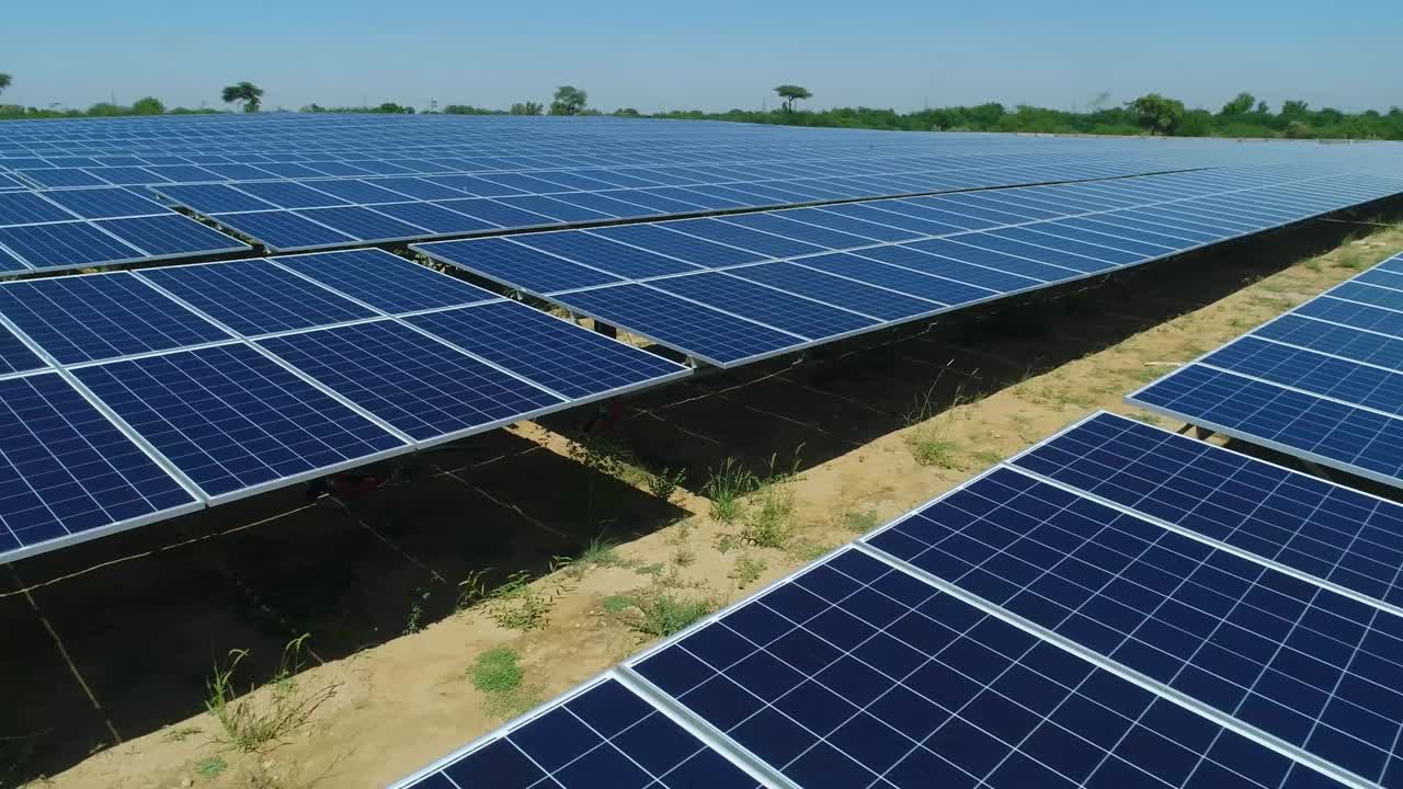4K无人机拍摄的印度可再生能源发电站的太阳能电池板视频素材