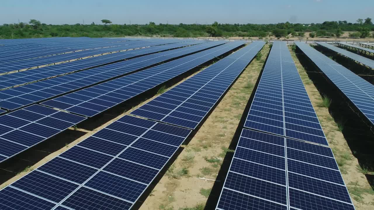 4K无人机拍摄的印度可再生能源发电站的太阳能电池板视频下载